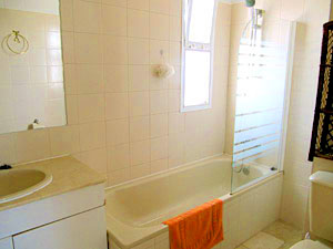 Lower level bathroom in Cabopino apartment 2 